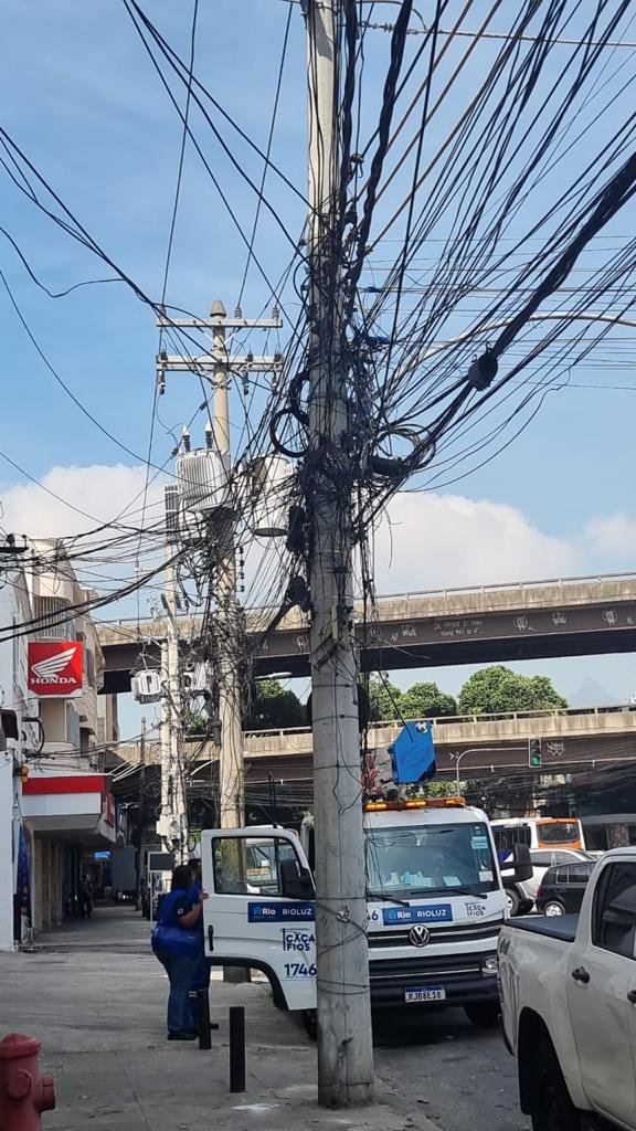 Rioluz monta força-tarefa para retirar fios abandonados no bairro de São Cristóvão