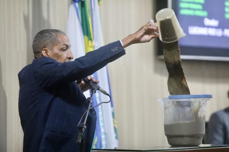 Vereador vira balde de esgoto em plenário para protestar contra problema em bairro de Campos dos Goytacazes