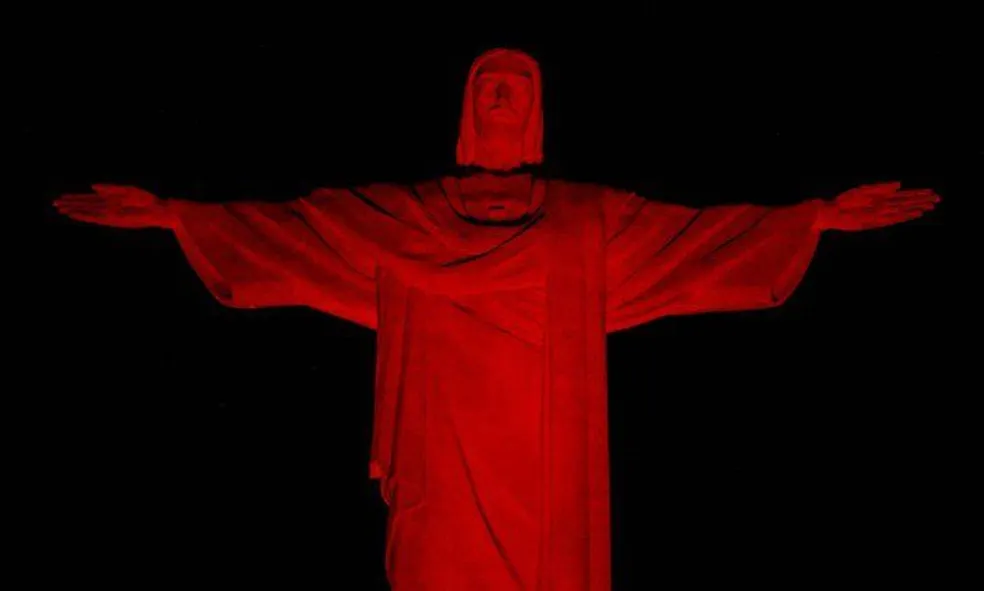 Rio faz alerta iluminando de vermelho o Cristo Redentor, em protesto ao trabalho infantil nas grandes metrópoles brasileiras