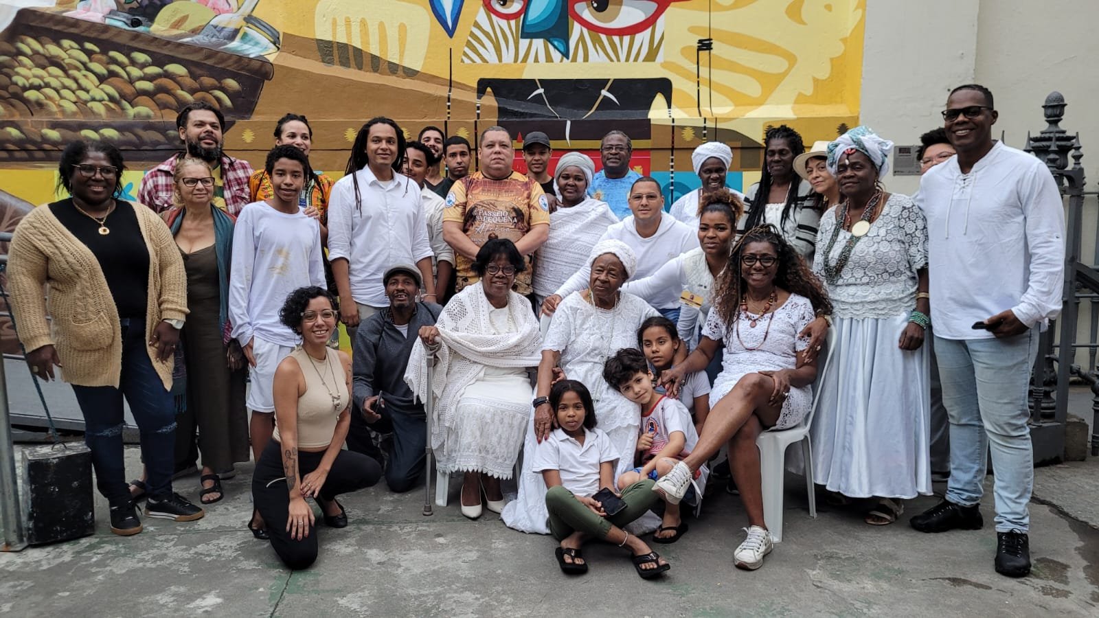 A Escola de Samba carioca Vizinha Faladeira abriu mais uma vez, a tradicional lavagem do Memorial do Cais do Valongo no Rio