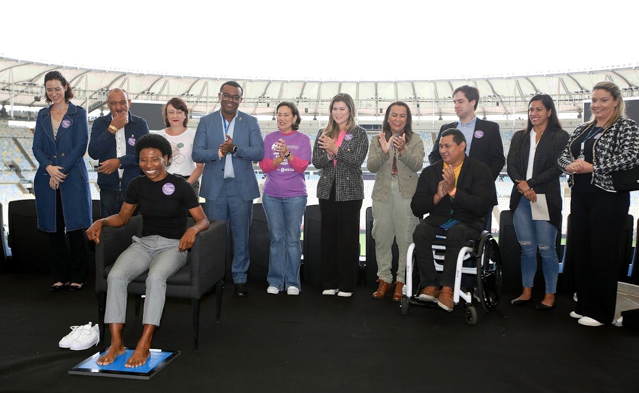 Pretinha tem seus pés eternizados na Calçada da Fama do Maracanã, e lança departamento para mulheres esportistas no Rio