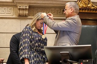 Luciana Calaça, ganha pela Fundação Leão XIII, a Medalha Pedro Ernesto no Rio