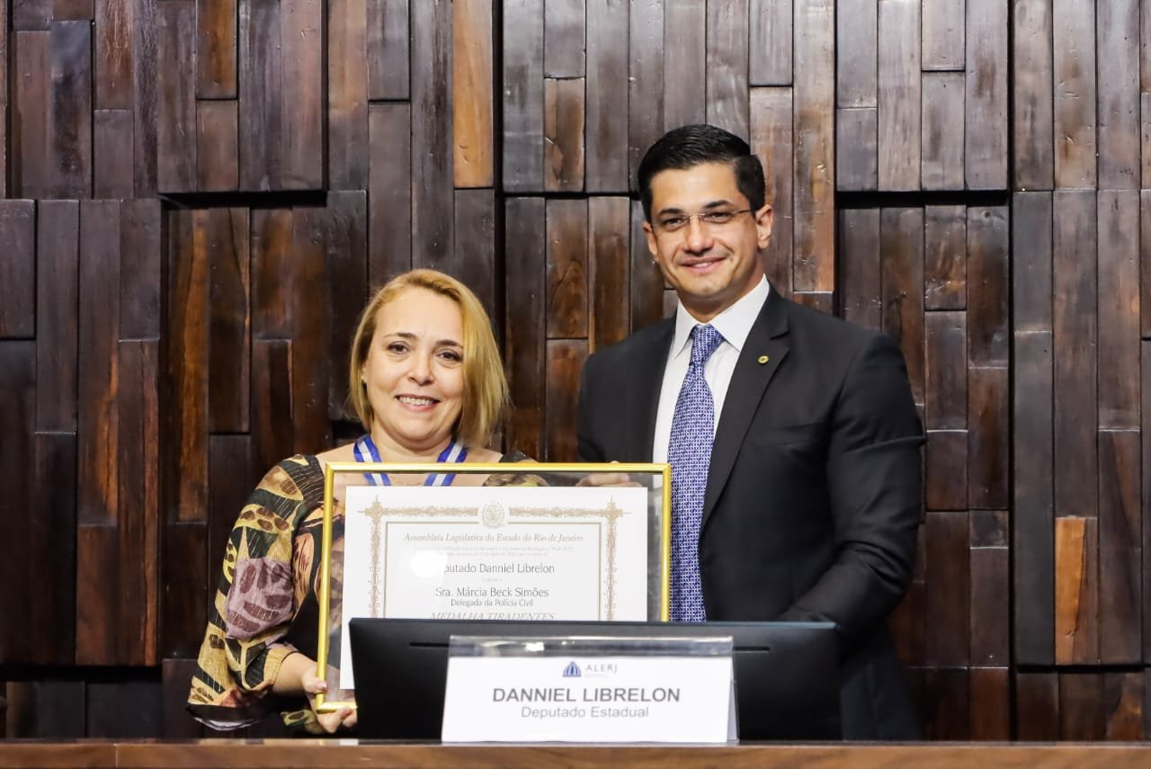 Em Sessão Solene na Alerj, Deputado Danniel Librelon, concede Medalha Tiradentes à Delegada da Polícia Civil no Rio, Márcia Beck