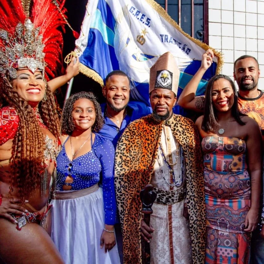 Rei de Angola Abençoa Escola de Samba Tradição e Celebra o Enredo “Trono Negro”