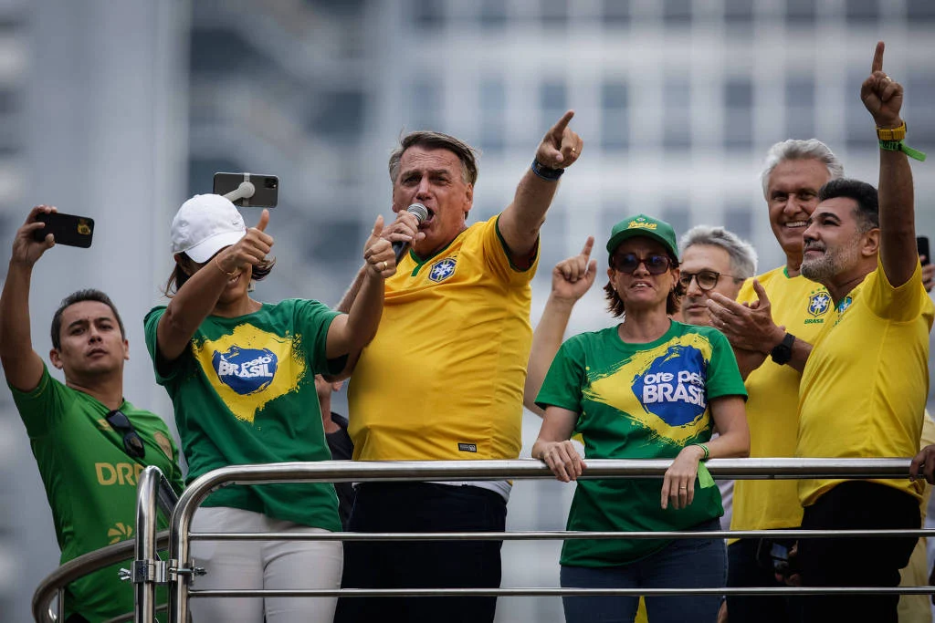 Sob um sol de 40 graus, evento de Bolsonaro neste domingo, superlota praia de Copacabana com o verde-amarelo