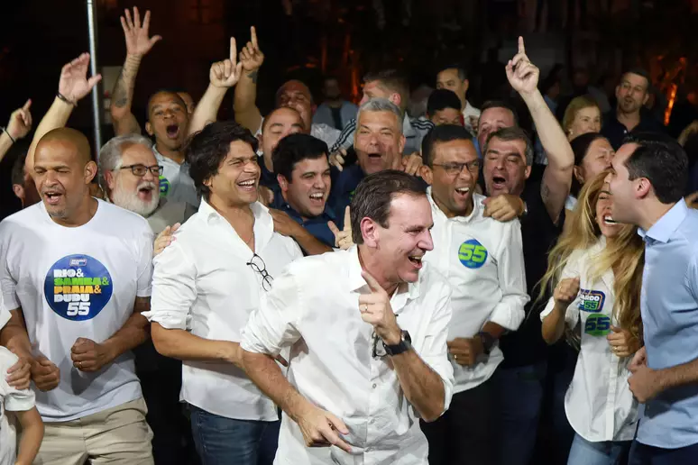 Aos gritos de “É tetra”!! Eduardo Paes comemora sua quarta vitória à frente da Prefeitura do Rio, em primeiro turno